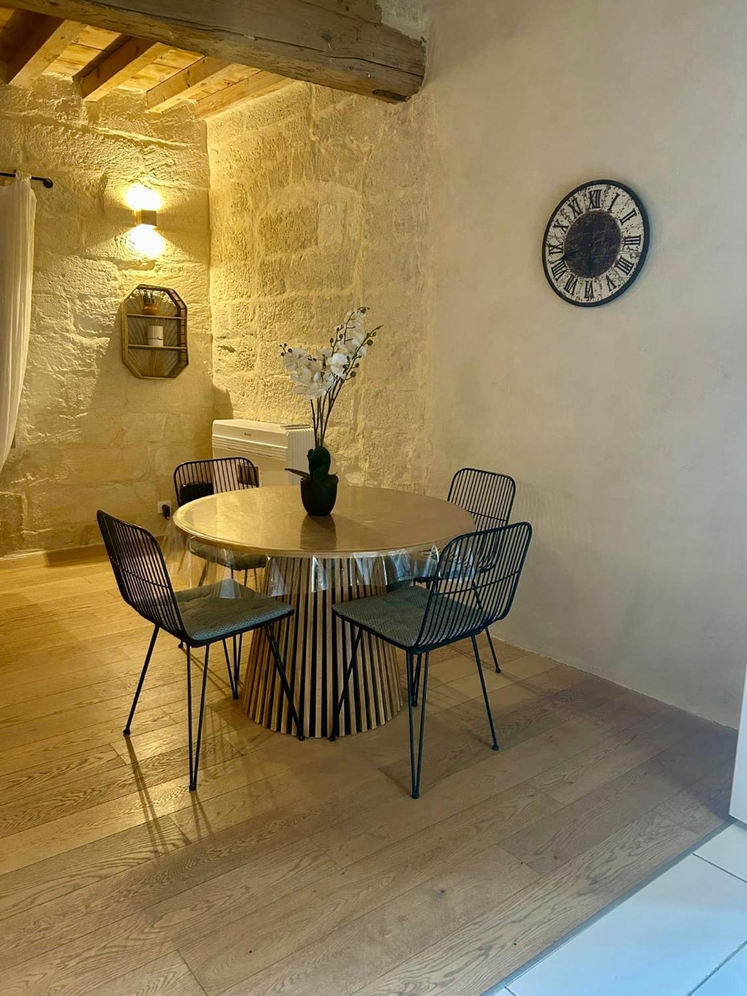 Centre Historique Et Ambiance Pittoresque Villeneuve-lès-Avignon Buitenkant foto